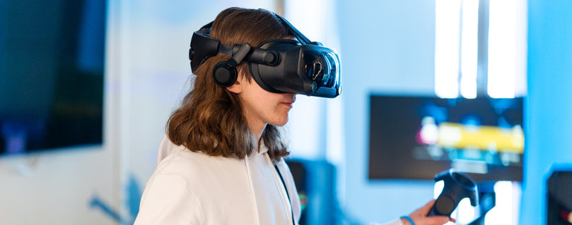 En elev som har på sig ett VR-headset. 