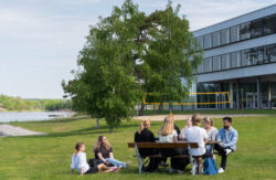 Studenter på campus